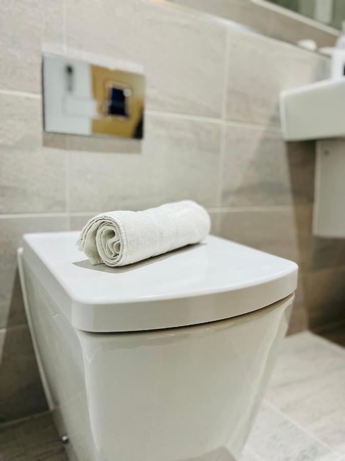 Stylish Studio Apartment Near To Old Trafford Stadium Манчестър Екстериор снимка